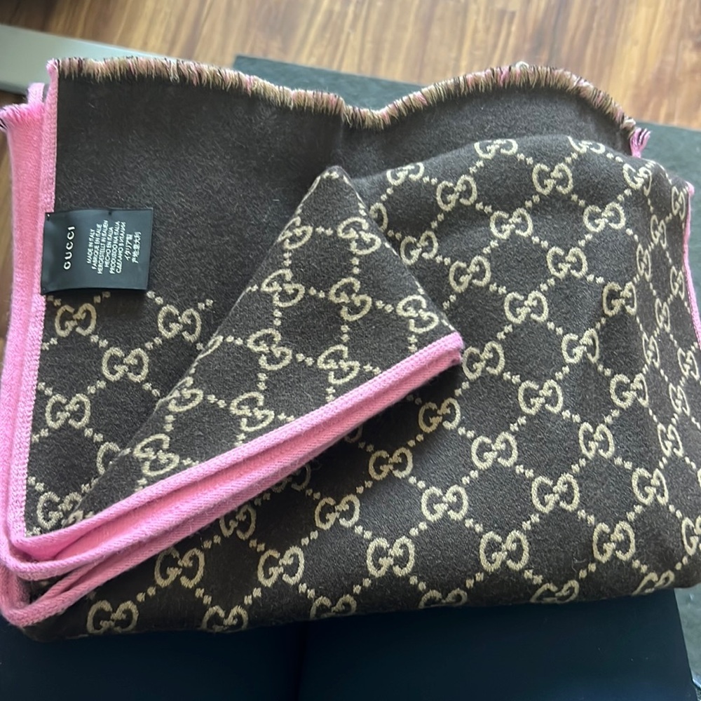 Gucci double sided scarf 🧣